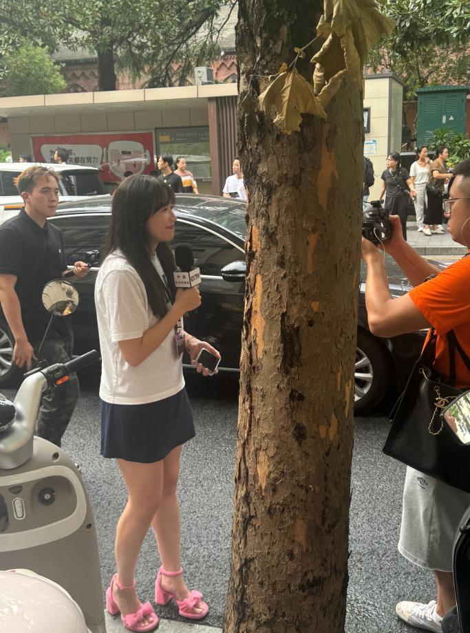 直播APP-总台记者已经来到詹姆斯中国行外滩活动现场