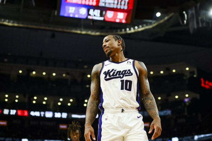 巴特勒赛季报销勇士或转追德罗赞，库明加加底薪球员可交易|吉米·巴特勒|Shams|德玛尔-德罗赞|德马尔·德罗赞|乔纳森·库明加_新浪新闻